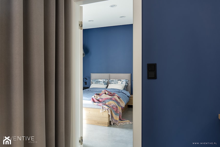ŻOLIBORZ - realizacja - Średnia niebieska sypialnia, styl nowoczesny - zdjęcie od INVENTIVE studio