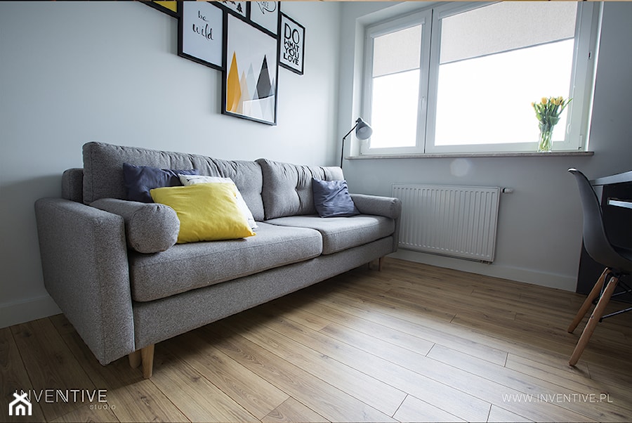 NATURALNIE NOWOCZEŚNIE - Małe w osobnym pomieszczeniu z sofą białe biuro, styl skandynawski - zdjęcie od INVENTIVE studio