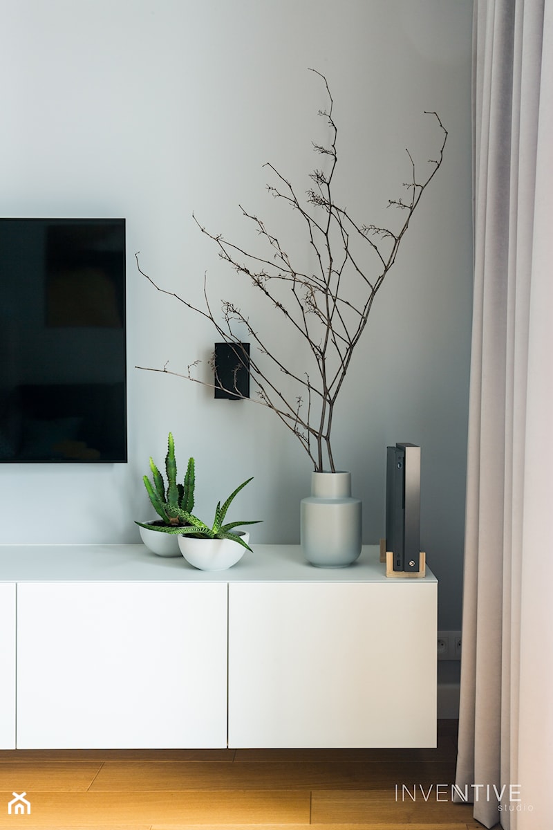 WILANÓW - realizacja - Mały szary salon, styl minimalistyczny - zdjęcie od INVENTIVE studio