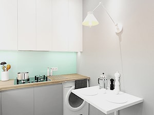 KUCHNIA Z AKCENTEM MIĘTY - Mała otwarta niebieska szara z zabudowaną lodówką kuchnia w kształcie litery l, styl nowoczesny - zdjęcie od INVENTIVE studio