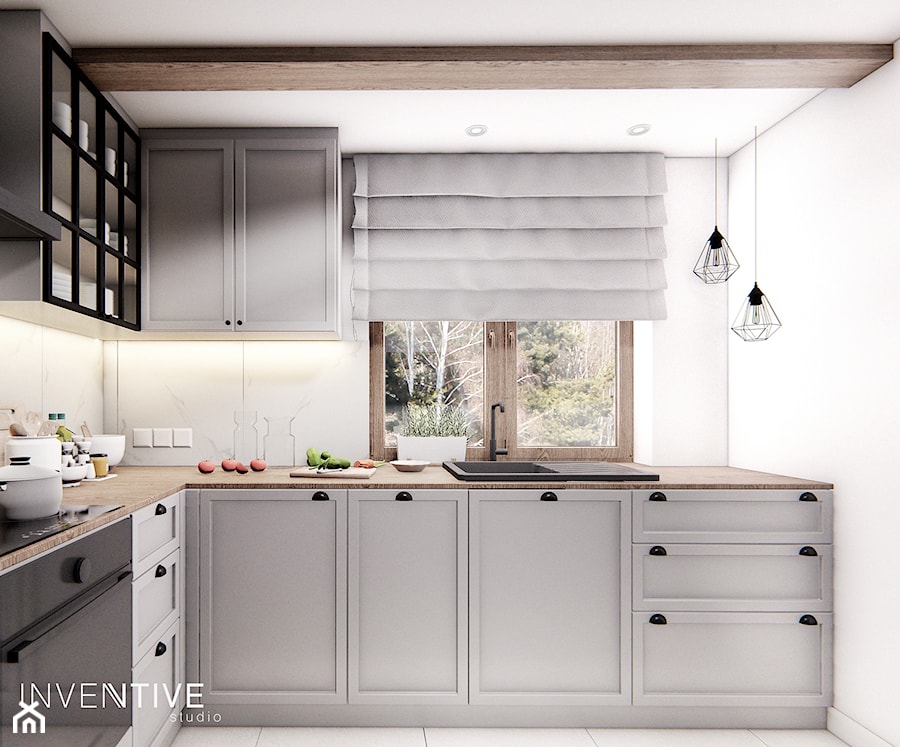 DOM CELESTYNÓW - Średnia zamknięta biała z zabudowaną lodówką z nablatowym zlewozmywakiem kuchnia w kształcie litery l z oknem, styl tradycyjny - zdjęcie od INVENTIVE studio