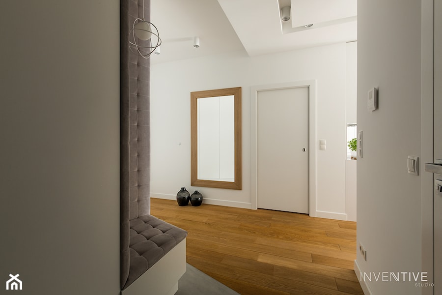 WILANÓW - realizacja - Duży biały hol / przedpokój, styl minimalistyczny - zdjęcie od INVENTIVE studio