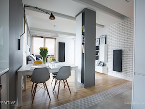 NATURALNIE NOWOCZEŚNIE - Średni biały salon z kuchnią z jadalnią, styl skandynawski - zdjęcie od INVENTIVE studio