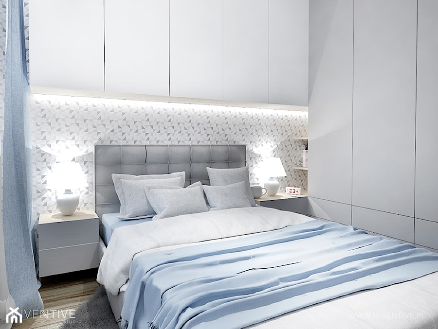 NIEBIESKA SZAROŚĆ - Mała biała szara sypialnia, styl nowoczesny - zdjęcie od INVENTIVE studio