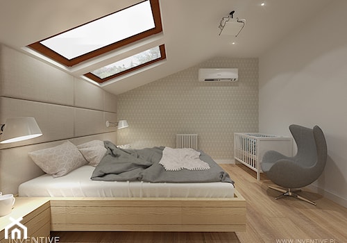PROJEKT DOMU - Duża beżowa biała sypialnia na poddaszu, styl nowoczesny - zdjęcie od INVENTIVE studio