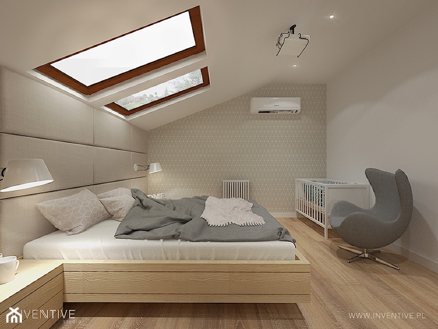 PROJEKT DOMU - Duża beżowa biała sypialnia na poddaszu, styl nowoczesny - zdjęcie od INVENTIVE studio