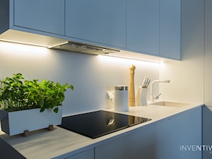 WILANÓW - realizacja - Mała otwarta z salonem biała z zabudowaną lodówką z podblatowym zlewozmywakiem kuchnia w kształcie litery l, styl minimalistyczny - zdjęcie od INVENTIVE studio