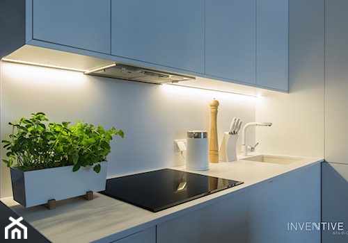 WILANÓW - realizacja - Mała otwarta z salonem biała z zabudowaną lodówką z podblatowym zlewozmywakiem kuchnia w kształcie litery l, styl minimalistyczny - zdjęcie od INVENTIVE studio