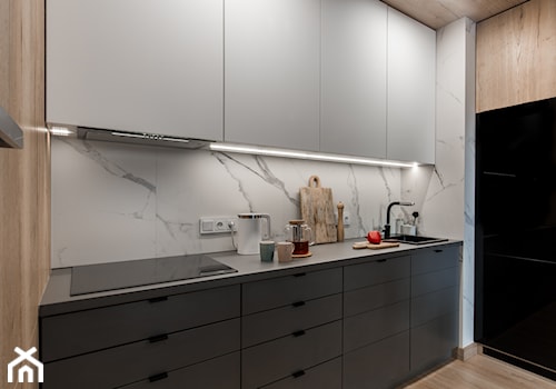 ŻOLIBORZ - realizacja - Mała zamknięta biała szara z zabudowaną lodówką z nablatowym zlewozmywakiem kuchnia jednorzędowa, styl nowoczesny - zdjęcie od INVENTIVE studio
