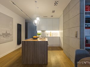 WILANÓW - realizacja - Średnia otwarta z salonem biała szara z zabudowaną lodówką z podblatowym zlewozmywakiem kuchnia jednorzędowa z wyspą lub półwyspem, styl minimalistyczny - zdjęcie od INVENTIVE studio