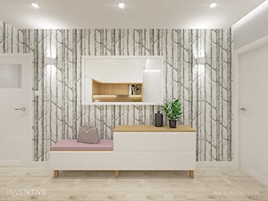 Mieszkanie z różowym akcentem. - Średni biały hol / przedpokój, styl skandynawski - zdjęcie od INVENTIVE studio