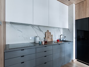 ŻOLIBORZ - realizacja - Średnia zamknięta z kamiennym blatem biała z zabudowaną lodówką z nablatowym zlewozmywakiem kuchnia w kształcie litery l z oknem z marmurem nad blatem kuchennym, styl nowoczesny - zdjęcie od INVENTIVE studio