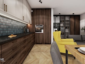WARSZAWA KABATY - Średnia otwarta z salonem z kamiennym blatem niebieska z zabudowaną lodówką kuchnia w kształcie litery l, styl tradycyjny - zdjęcie od INVENTIVE studio