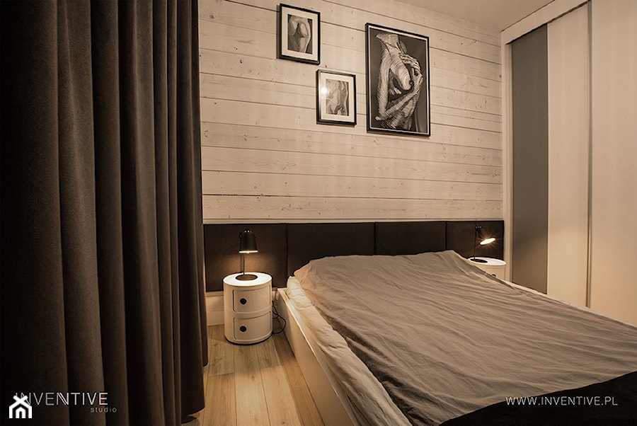 NATURALNIE NOWOCZEŚNIE - Mała szara z panelami tapicerowanymi sypialnia, styl skandynawski - zdjęcie od INVENTIVE studio