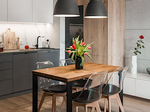 ŻOLIBORZ - realizacja - Mała biała szara jadalnia w salonie w kuchni, styl nowoczesny - zdjęcie od INVENTIVE studio