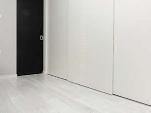 Bielona podłoga w Krakowskim Apartamencie - Średni szary pokój dziecka dla dziecka dla nastolatka dla chłopca dla dziewczynki, styl skandynawski - zdjęcie od TEKO