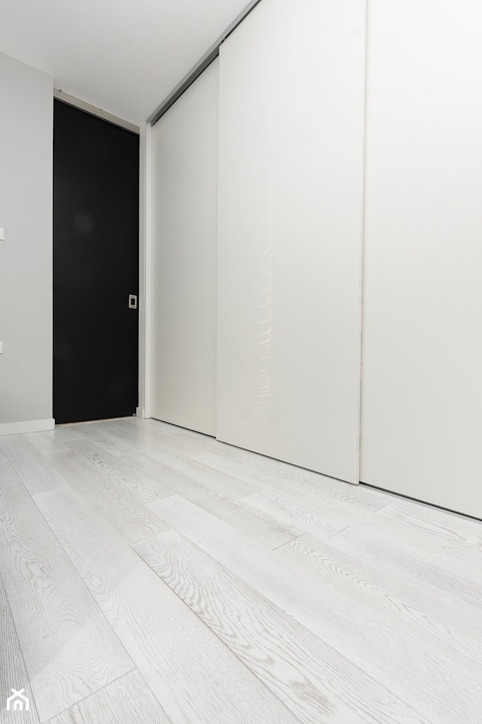 Bielona podłoga w Krakowskim Apartamencie - Średni szary pokój dziecka dla dziecka dla nastolatka dla chłopca dla dziewczynki, styl skandynawski - zdjęcie od TEKO - Homebook