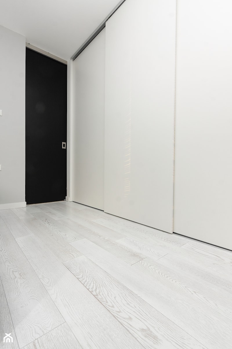 Bielona podłoga w Krakowskim Apartamencie - Średni szary pokój dziecka dla dziecka dla nastolatka dla chłopca dla dziewczynki, styl skandynawski - zdjęcie od TEKO