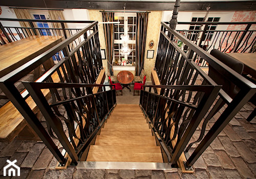 Schody w restauracji w stylu industrialnym - zdjęcie od TEKO