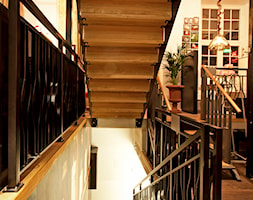 Schody w restauracji w stylu industrialnym - zdjęcie od TEKO - Homebook