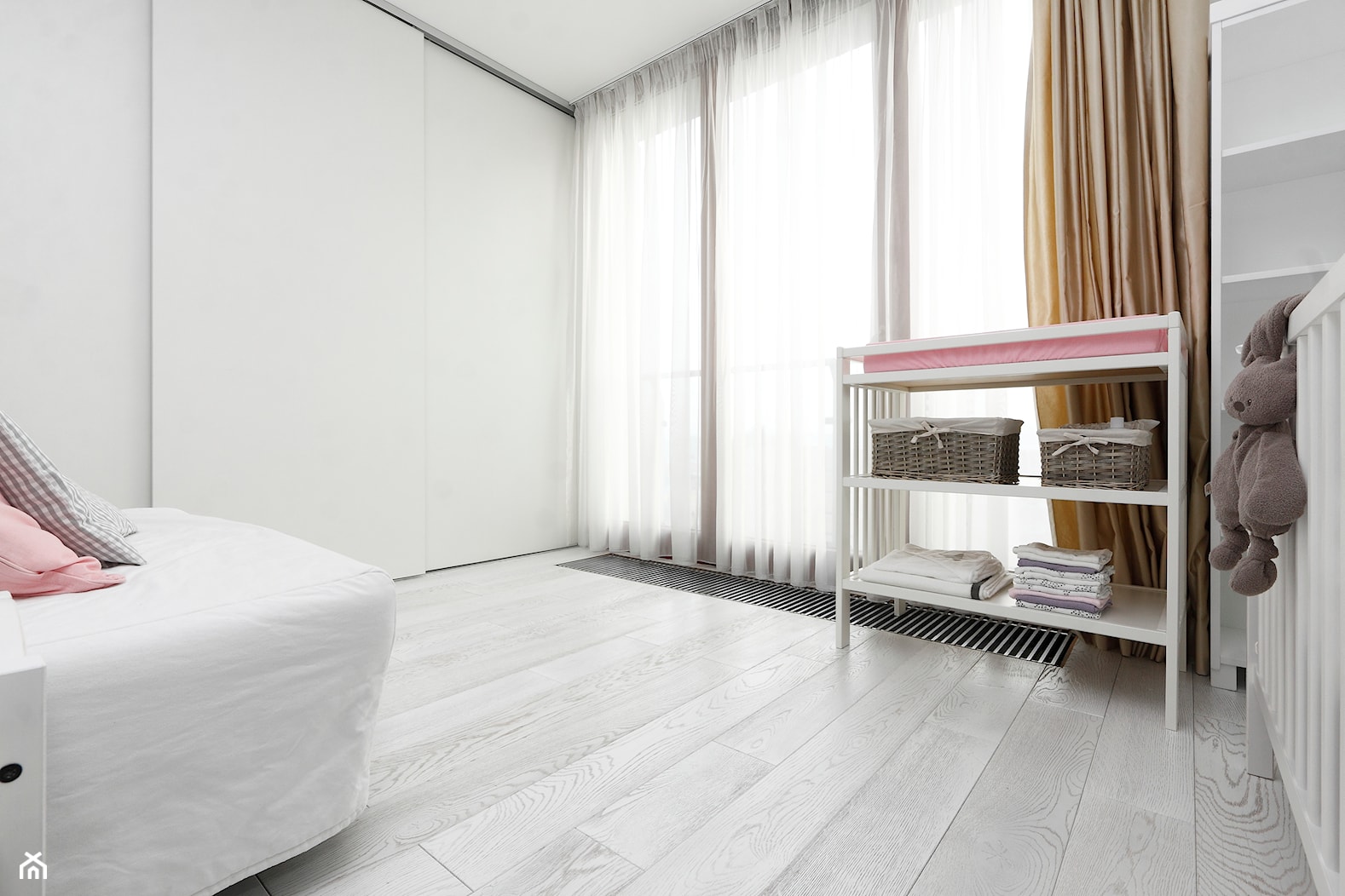 Bielona podłoga w Krakowskim Apartamencie - Średnia sypialnia z balkonem / tarasem, styl skandynawski - zdjęcie od TEKO - Homebook