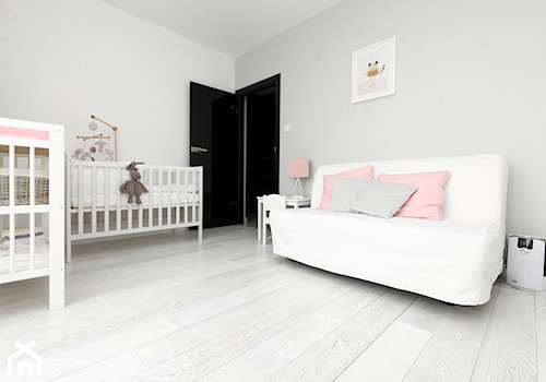 Bielona podłoga w Krakowskim Apartamencie - Średni szary pokój dziecka dla niemowlaka dla dziecka dla dziewczynki dla rodzeństwa, styl skandynawski - zdjęcie od TEKO