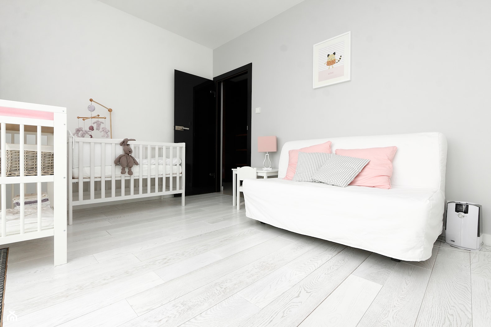 Bielona podłoga w Krakowskim Apartamencie - Średni szary pokój dziecka dla niemowlaka dla dziecka dla dziewczynki dla rodzeństwa, styl skandynawski - zdjęcie od TEKO - Homebook