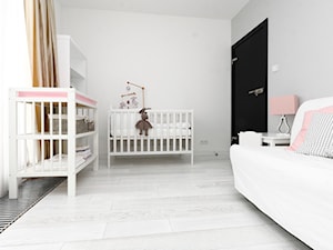 Bielona podłoga w Krakowskim Apartamencie - Średni biały pokój dziecka dla niemowlaka dla dziecka dla chłopca dla dziewczynki dla rodzeństwa, styl skandynawski - zdjęcie od TEKO
