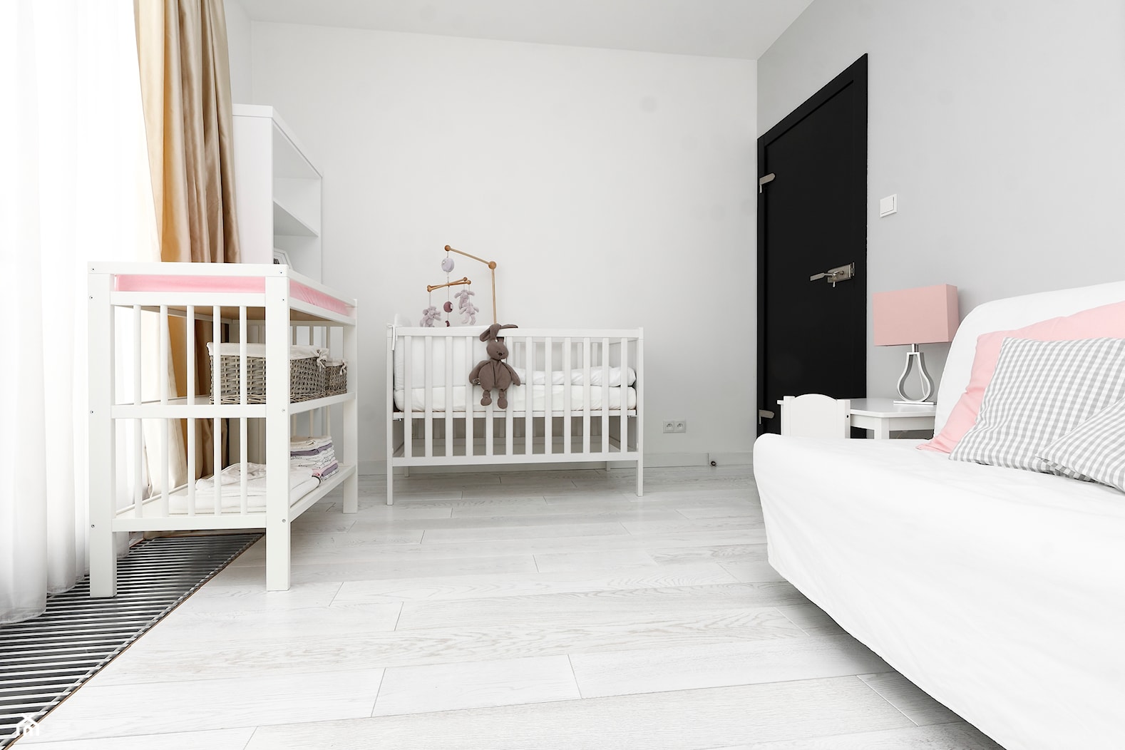 Bielona podłoga w Krakowskim Apartamencie - Średni biały pokój dziecka dla niemowlaka dla dziecka dla chłopca dla dziewczynki dla rodzeństwa, styl skandynawski - zdjęcie od TEKO - Homebook