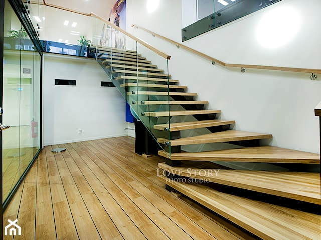 Drewniane schody w siłowni Szwecja