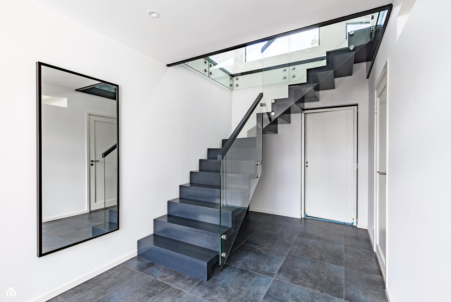Czarne schody dywanowe - zdjęcie od TEKO - Homebook