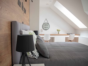 Nowoczesny dom w Tychach zdjęcia - Średnia beżowa biała z biurkiem sypialnia na poddaszu, styl skandynawski - zdjęcie od Inspiracja Anna Palacz