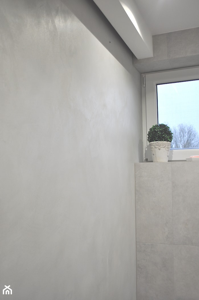 Ściana w łazience z mikrocementu Fit Cemento Light Grey - zdjęcie od Mikrocement dekoracyjny FIT CEMENTO - Homebook
