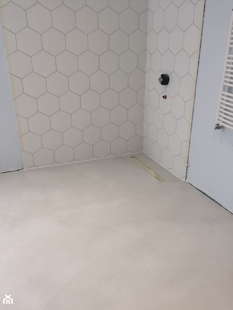 Podłoga z mikrocementu Fit Cemento FC Plain Bright w łazience wraz z odpływem liniowym - zdjęcie od Mikrocement dekoracyjny FIT CEMENTO - Homebook
