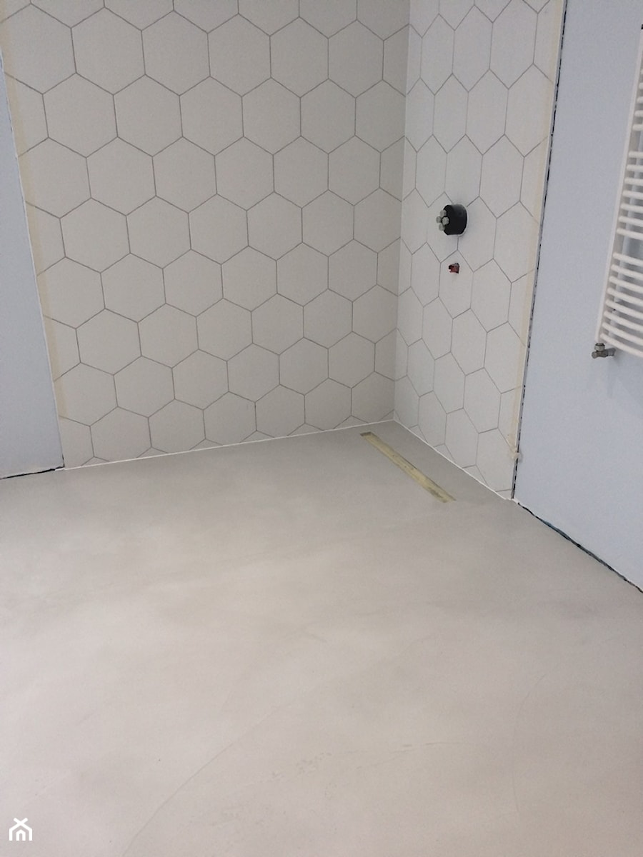 Podłoga z mikrocementu Fit Cemento FC Plain Bright w łazience wraz z odpływem liniowym - zdjęcie od Mikrocement dekoracyjny FIT CEMENTO