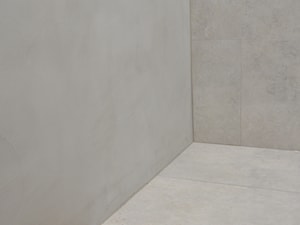 Ściana w łazience z mikrocementu Fit Cemento Light Grey - zdjęcie od Mikrocement dekoracyjny FIT CEMENTO