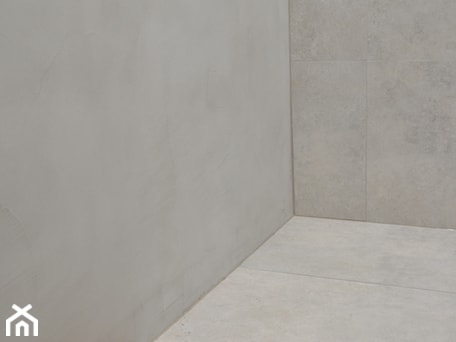 Aranżacje wnętrz - Łazienka: Ściana w łazience z mikrocementu Fit Cemento Light Grey - Mikrocement dekoracyjny FIT CEMENTO. Przeglądaj, dodawaj i zapisuj najlepsze zdjęcia, pomysły i inspiracje designerskie. W bazie mamy już prawie milion fotografii!