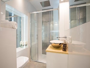 UNIQUE LUXURY APARTMENT - Mała bez okna z punktowym oświetleniem łazienka, styl glamour - zdjęcie od HENDI Design
