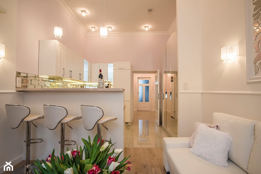 ROYAL LUXURY APARTAMENT - Mała beżowa jadalnia w salonie w kuchni, styl glamour - zdjęcie od HENDI Design