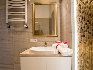 ROYAL LUXURY APARTAMENT - Mała na poddaszu bez okna z lustrem łazienka, styl glamour - zdjęcie od HENDI Design