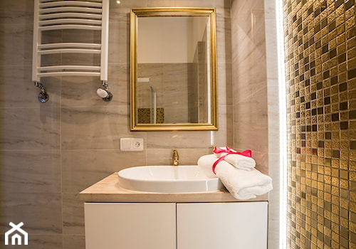 ROYAL LUXURY APARTAMENT - Mała na poddaszu bez okna z lustrem łazienka, styl glamour - zdjęcie od HENDI Design