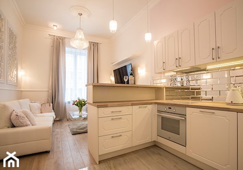 ROYAL LUXURY APARTAMENT - Mała otwarta z salonem biała z zabudowaną lodówką kuchnia w kształcie litery l z oknem, styl glamour - zdjęcie od HENDI Design