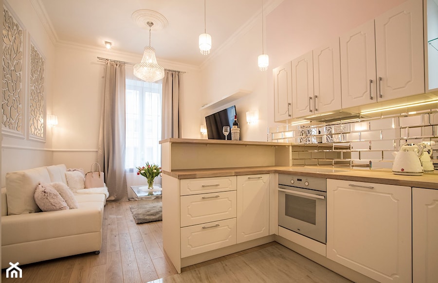 ROYAL LUXURY APARTAMENT - Mała otwarta z salonem biała z zabudowaną lodówką kuchnia w kształcie litery l z oknem, styl glamour - zdjęcie od HENDI Design