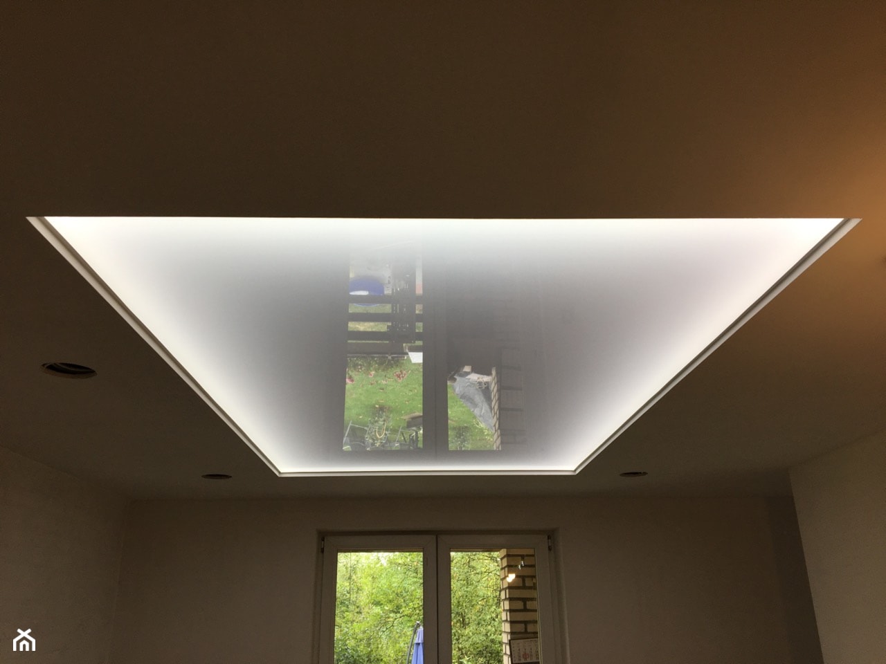 sufit napinany transparentny z oświetleniem LED po obwodzie - zdjęcie od Grupa Mirror Sufity Napinane - Homebook