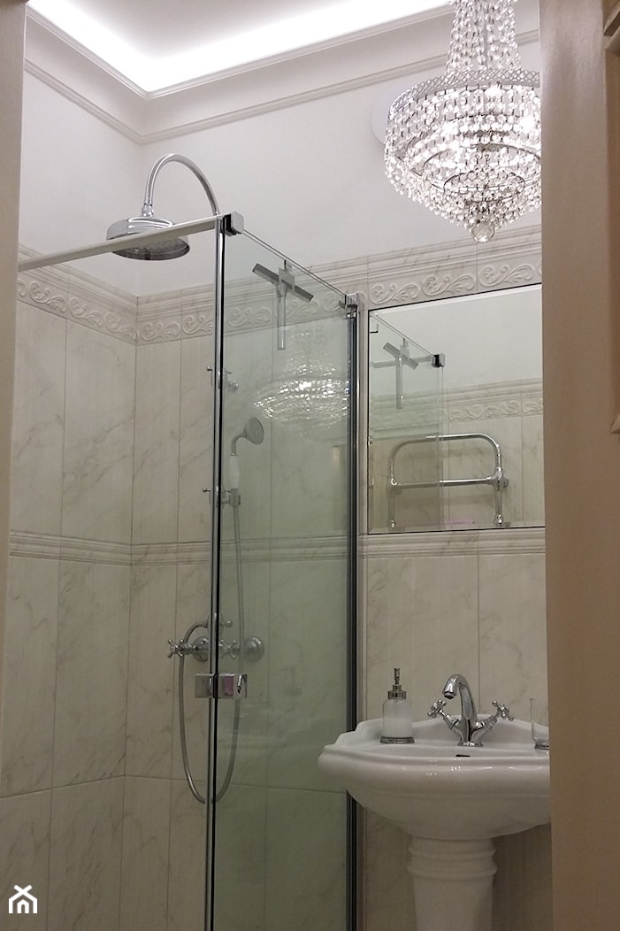 Mała łazienka glamour - Mała bez okna z lustrem łazienka, styl glamour - zdjęcie od Anna Mażewska - Homebook