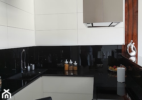 Mieszkanie w Częstochowie - Średnia otwarta z salonem z kamiennym blatem biała czarna z zabudowaną lodówką z nablatowym zlewozmywakiem kuchnia w kształcie litery u z marmurem nad blatem kuchennym, styl nowoczesny - zdjęcie od manawa studio