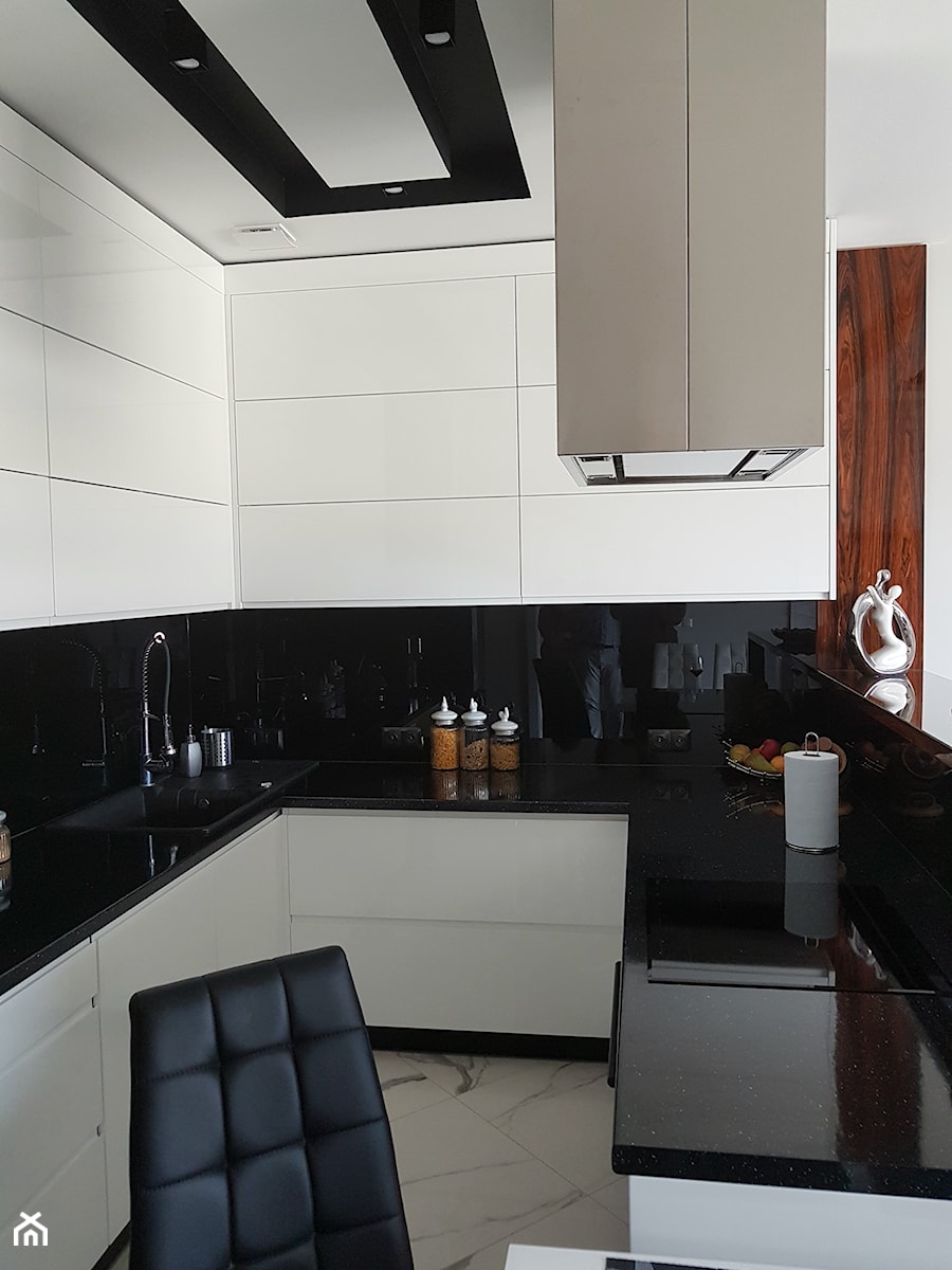 Mieszkanie w Częstochowie - Średnia otwarta z salonem z kamiennym blatem biała czarna z zabudowaną lodówką z nablatowym zlewozmywakiem kuchnia w kształcie litery u z marmurem nad blatem kuchennym, styl nowoczesny - zdjęcie od manawa studio