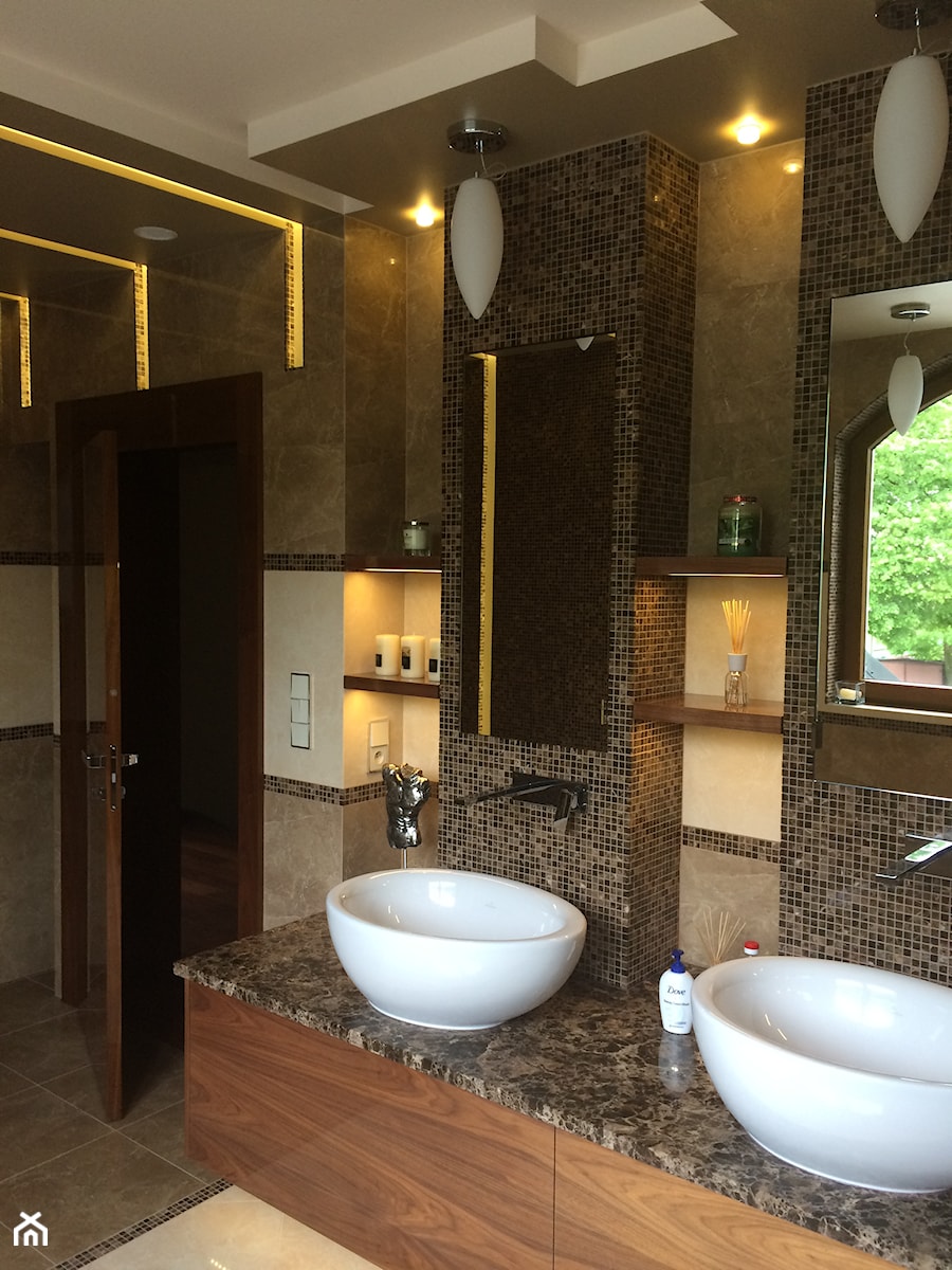 dom klasyczny - Mała na poddaszu z dwoma umywalkami łazienka z oknem, styl rustykalny - zdjęcie od manawa studio