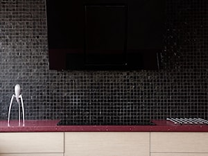 dom aniołowski - Mała zamknięta z kamiennym blatem czarna z zabudowaną lodówką kuchnia jednorzędowa, styl nowoczesny - zdjęcie od manawa studio