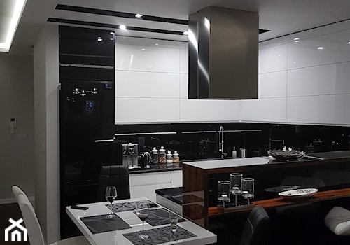 Mieszkanie w Częstochowie - Średnia otwarta z salonem z kamiennym blatem biała z zabudowaną lodówką kuchnia w kształcie litery u z marmurem nad blatem kuchennym, styl minimalistyczny - zdjęcie od manawa studio